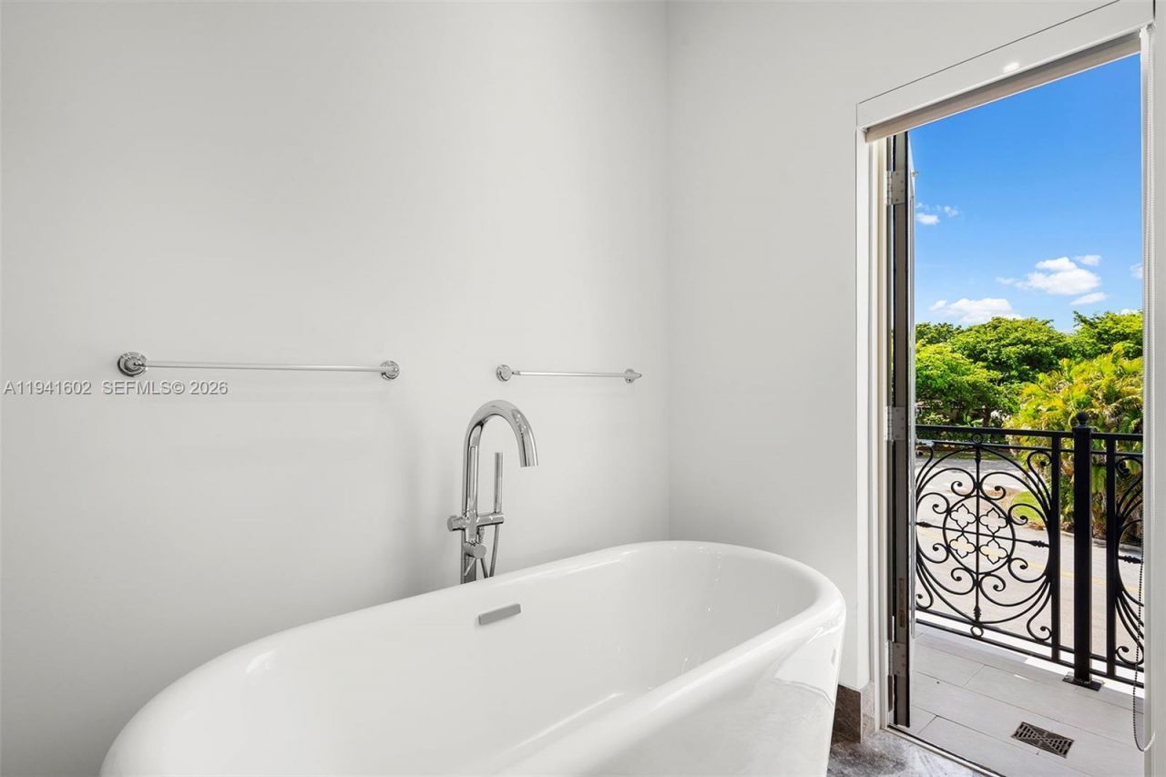 315 Santander Ave, Unit 311, Coral Gables, FL 33134 Photo