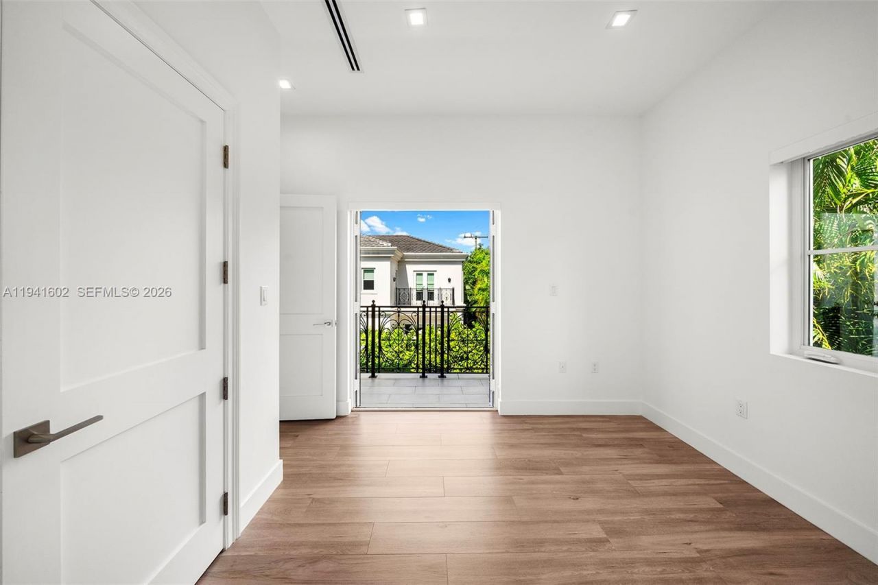 315 Santander Ave, Unit 311, Coral Gables, FL 33134 Photo