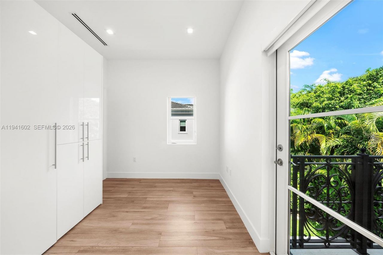 315 Santander Ave, Unit 311, Coral Gables, FL 33134 Photo