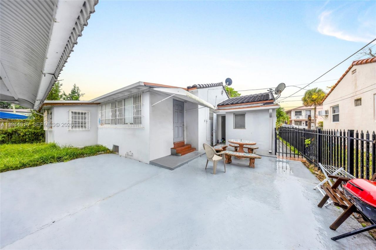 943 SW 9th Ave , Miami, FL 33130 Photo