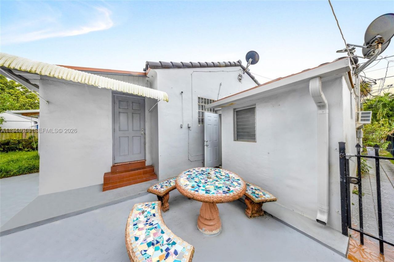 943 SW 9th Ave , Miami, FL 33130 Photo