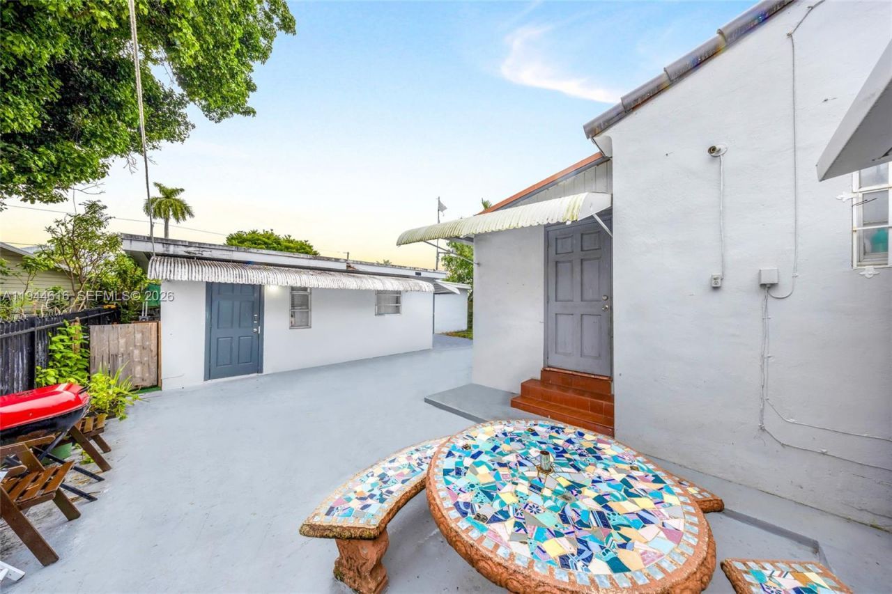 943 SW 9th Ave , Miami, FL 33130 Photo