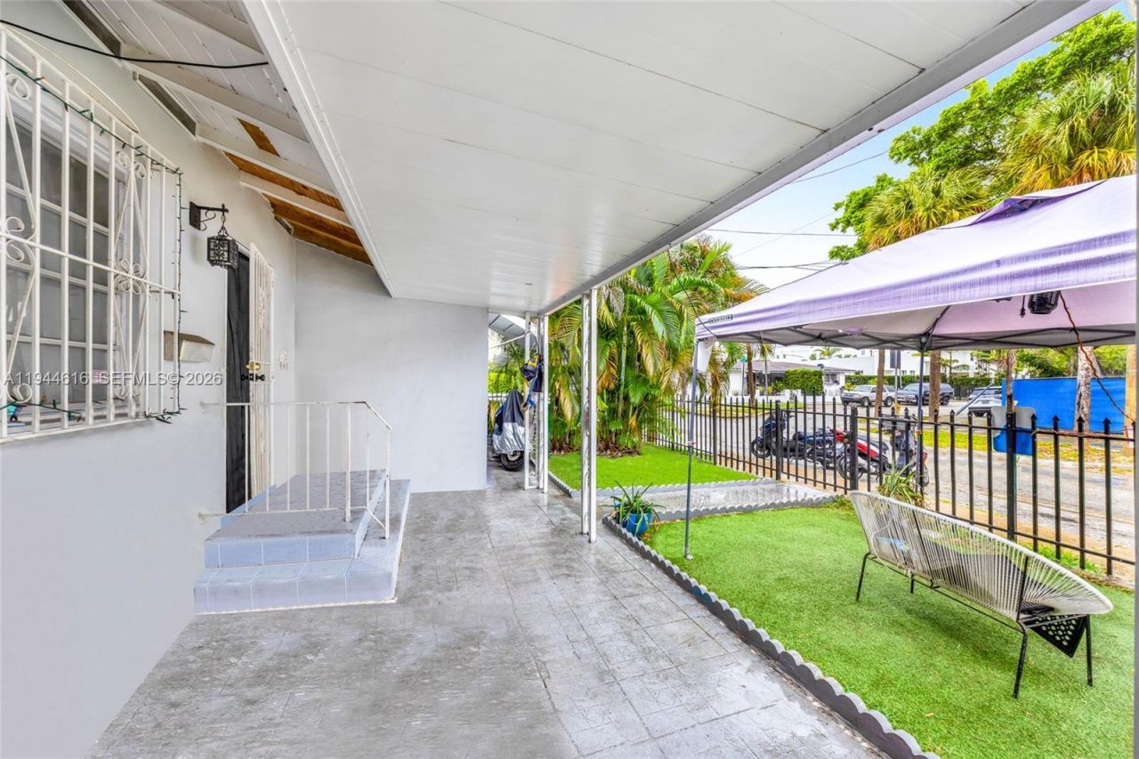 943 SW 9th Ave , Miami, FL 33130 Photo