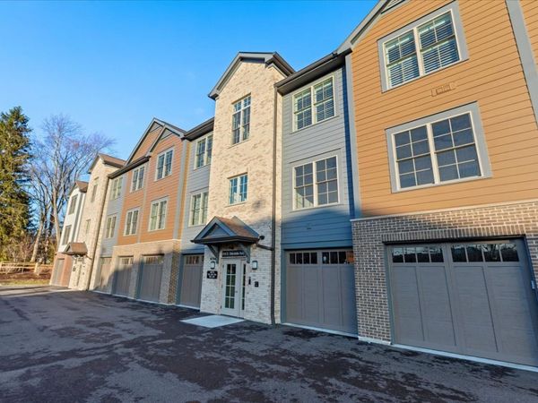 319 S Glendale Avenue, Unit 303, Barrington, IL 60010