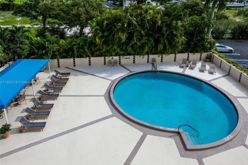 2400 Presidential Way, Unit 403, West Palm Beach, FL 33401 Photo