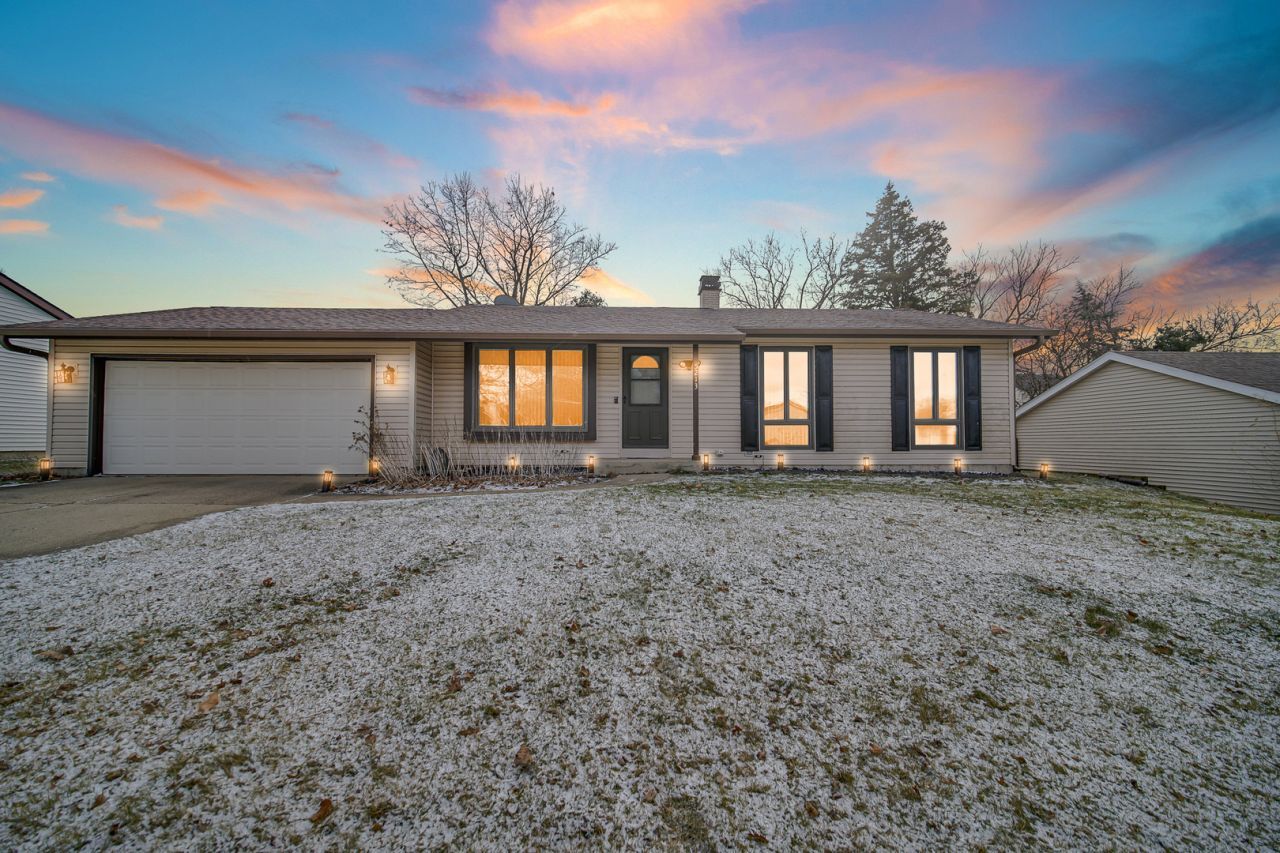 5213 W Greenbrier Drive, McHenry, IL 60050 Main Photo