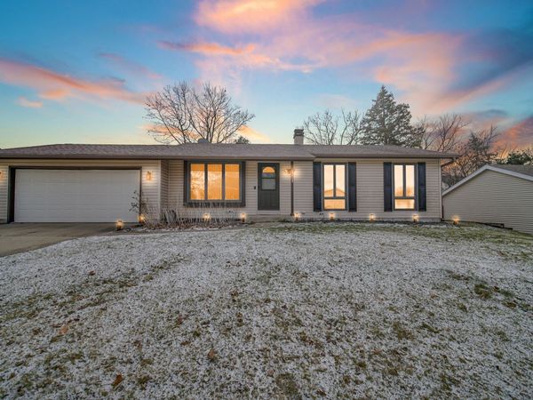 5213 W Greenbrier Drive, McHenry, IL 60050