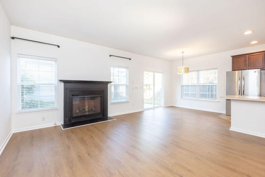 1749 Towne Street Photo 12