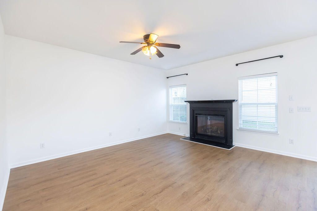 1749 Towne Street Photo 13