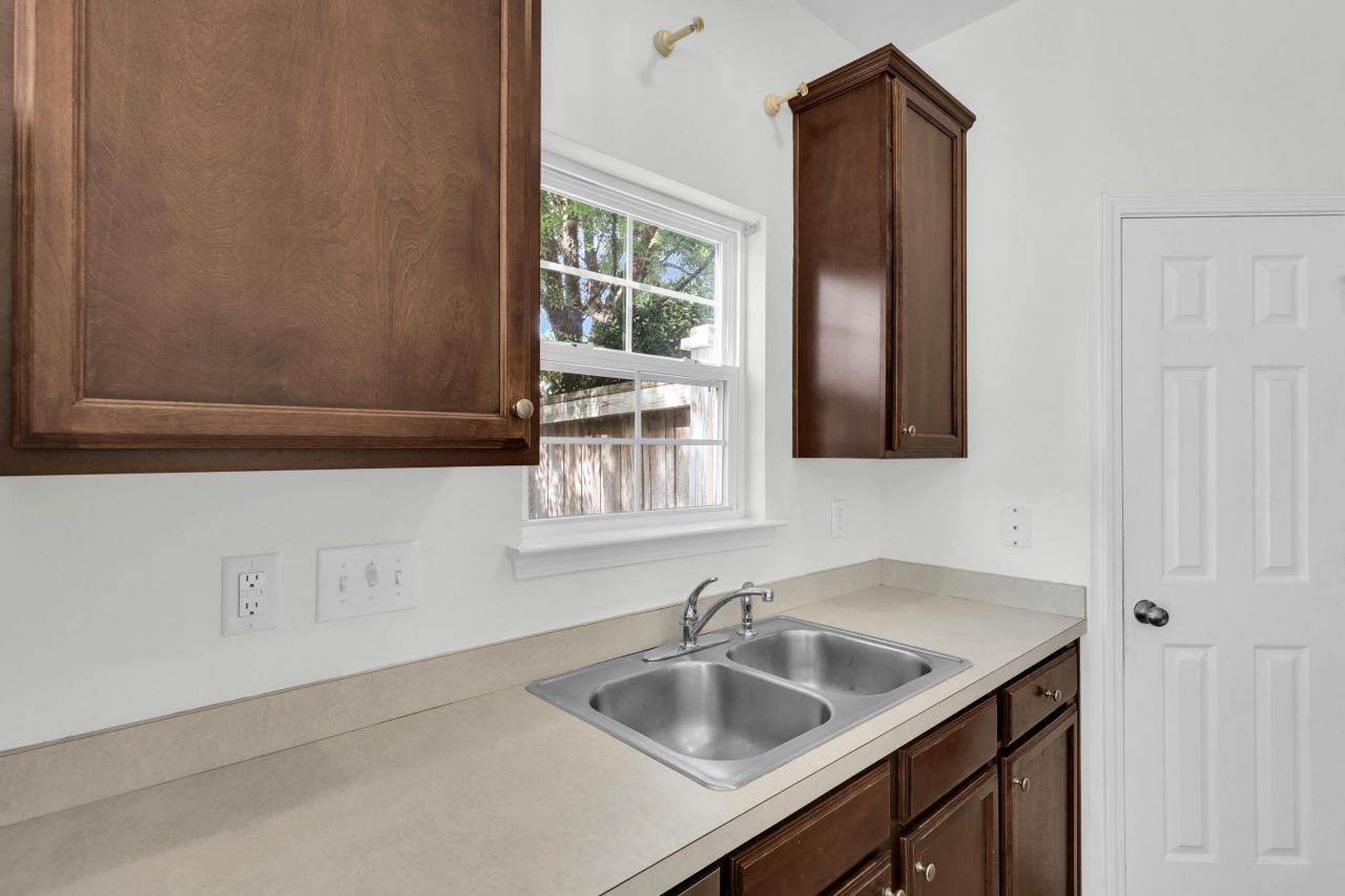 1749 Towne Street Photo 16