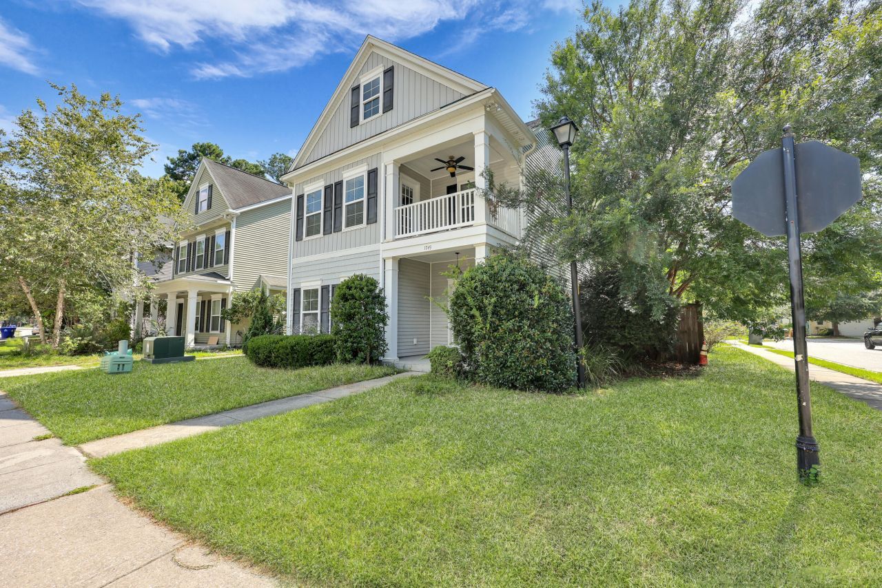 1749 Towne Street Photo 8