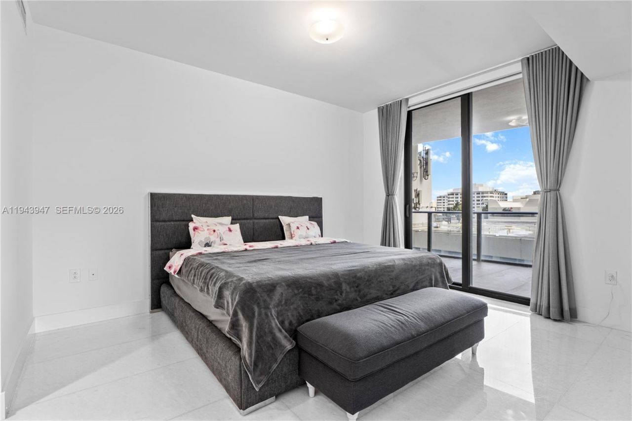 1010 Brickell Ave , Unit 1405, Miami, FL 33131 Photo