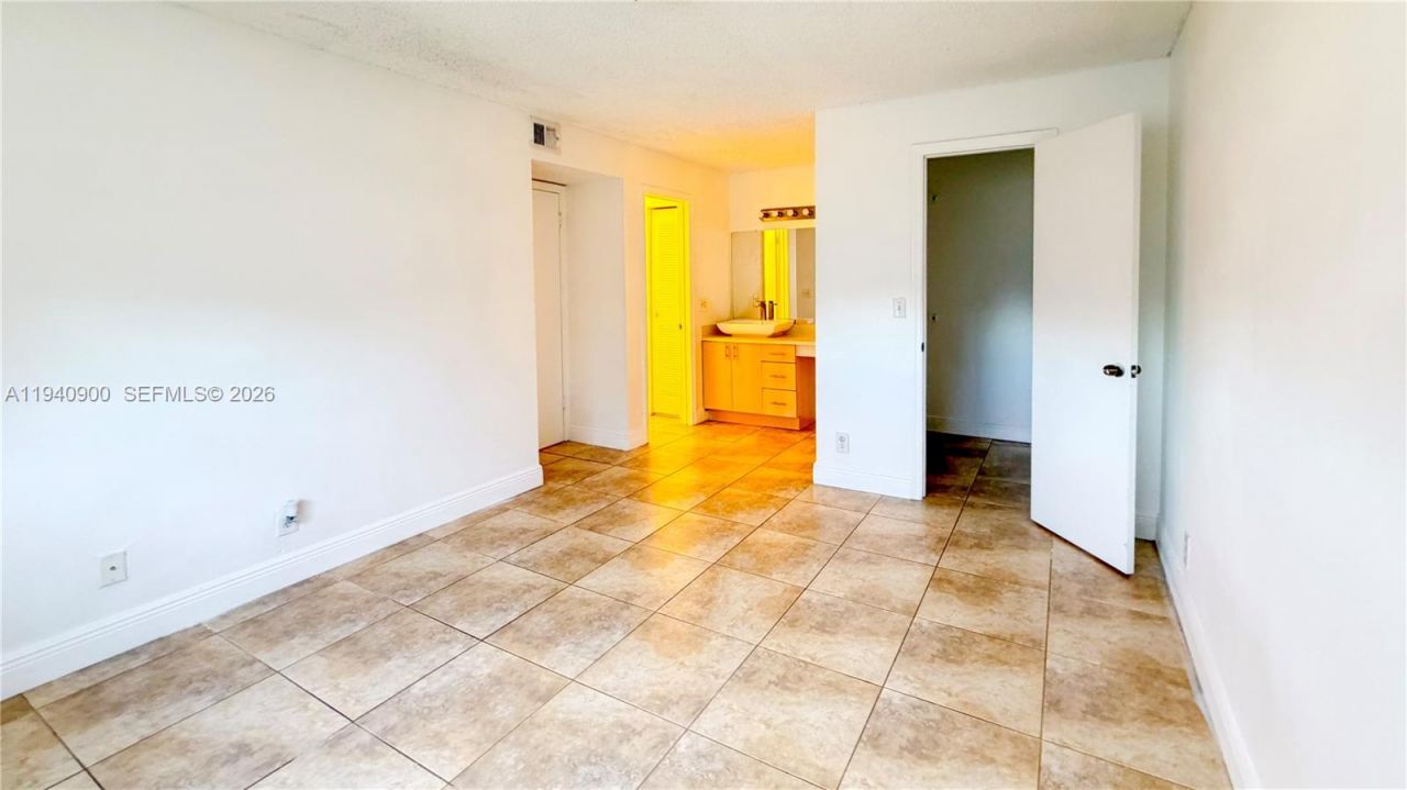 3400 N Pinewalk Dr N, Unit 934, Margate, FL 33063 Photo