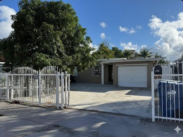 2118 NW 86th St, Miami, FL 33147
