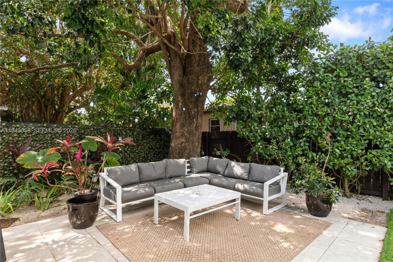 11810 W Biscayne Canal Rd , Miami, FL 33161 Photo