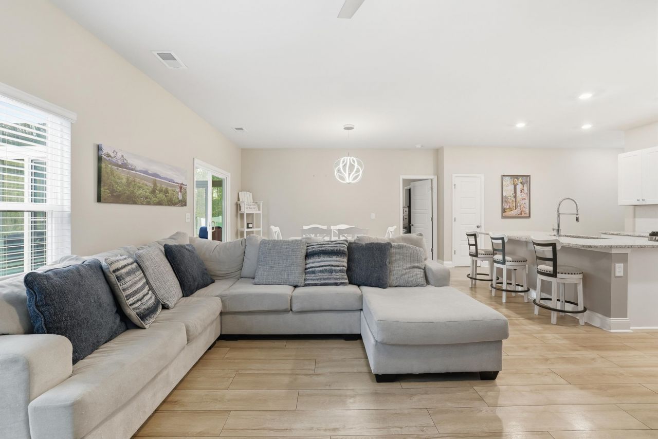 175 Leaflet Loop Photo 12