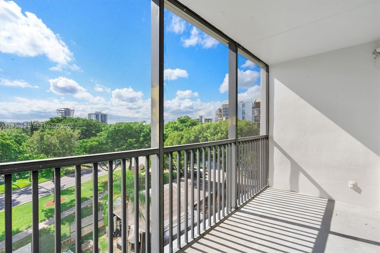 3101 N Country Club Dr , Unit 504, Aventura, FL 33180 Photo