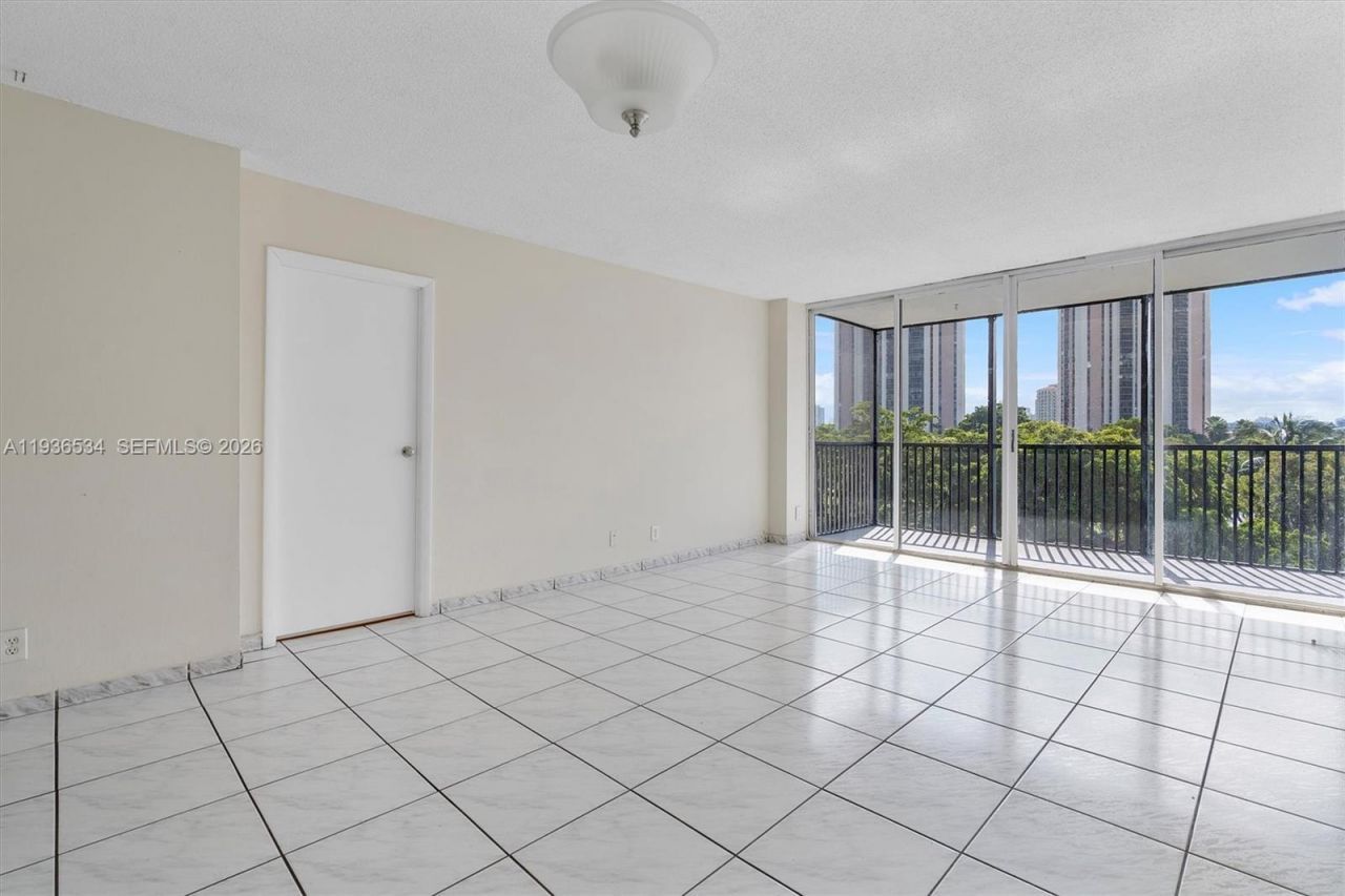 3101 N Country Club Dr , Unit 504, Aventura, FL 33180 Photo