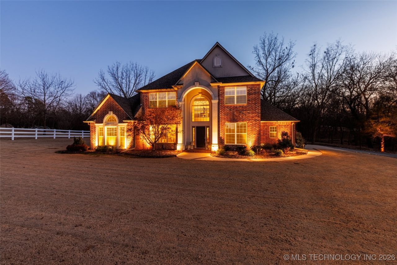 2325 W Lowry Road, Claremore, OK 74017 Main Photo