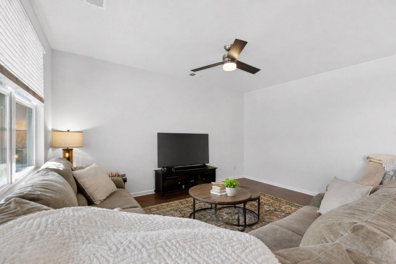 149 Greenwich Drive Photo 14