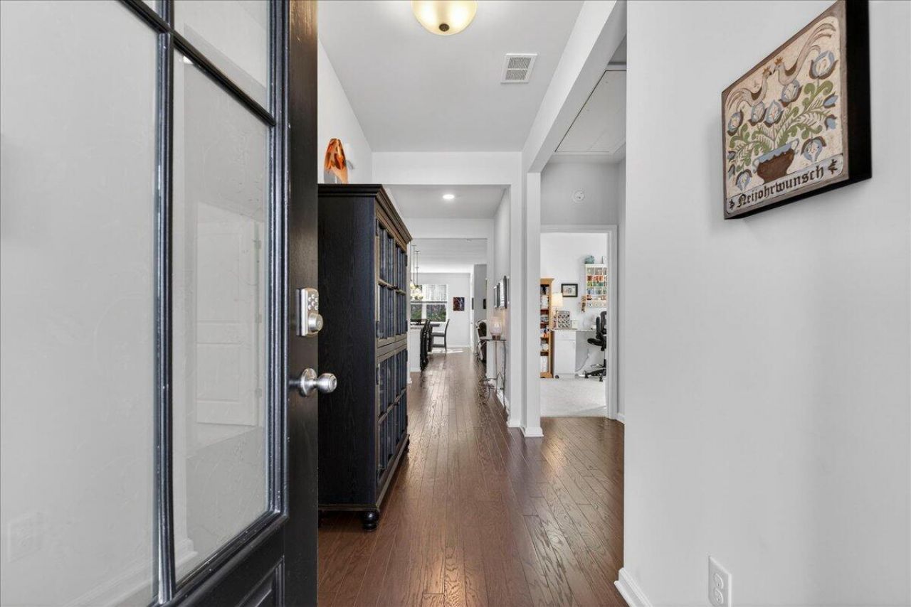 149 Greenwich Drive Photo 4