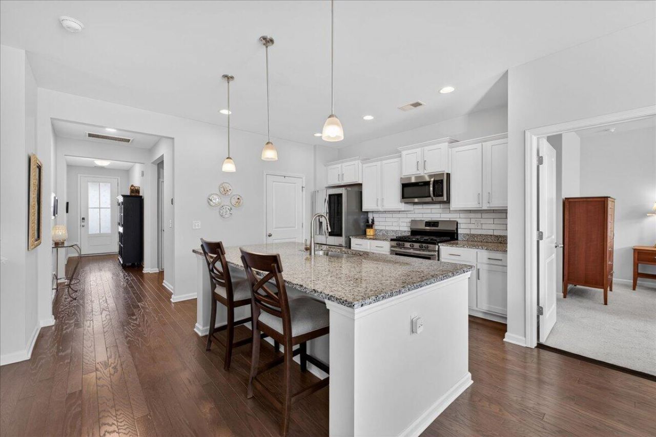 149 Greenwich Drive Photo 7