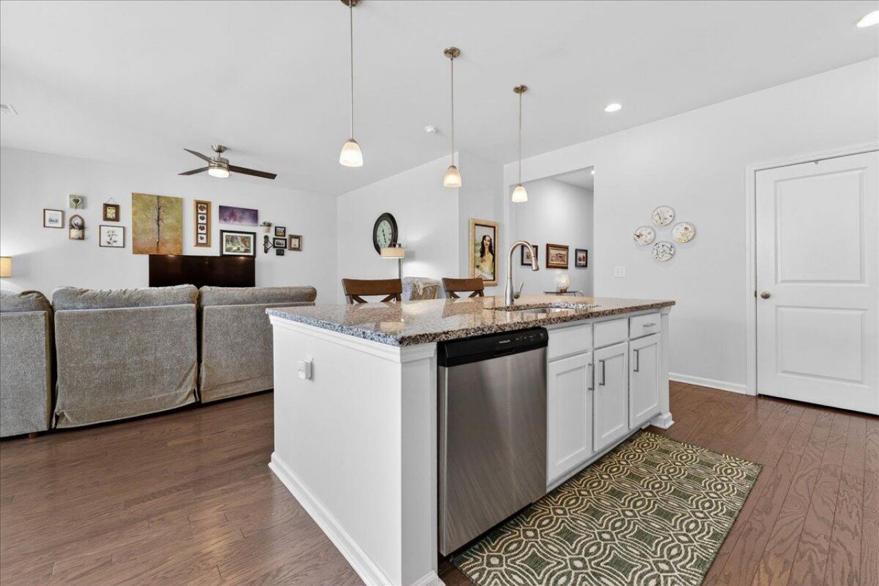 149 Greenwich Drive Photo 9