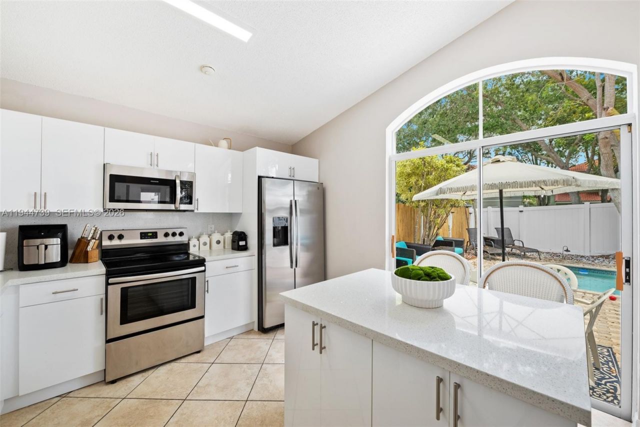 955 Azure Ln, Weston, FL 33326 Photo