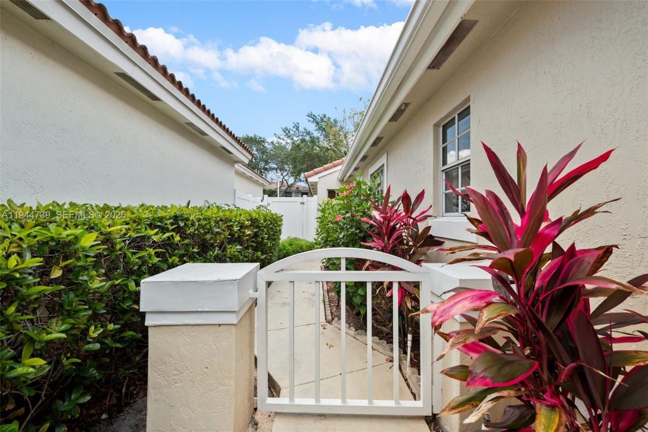 955 Azure Ln, Weston, FL 33326 Photo