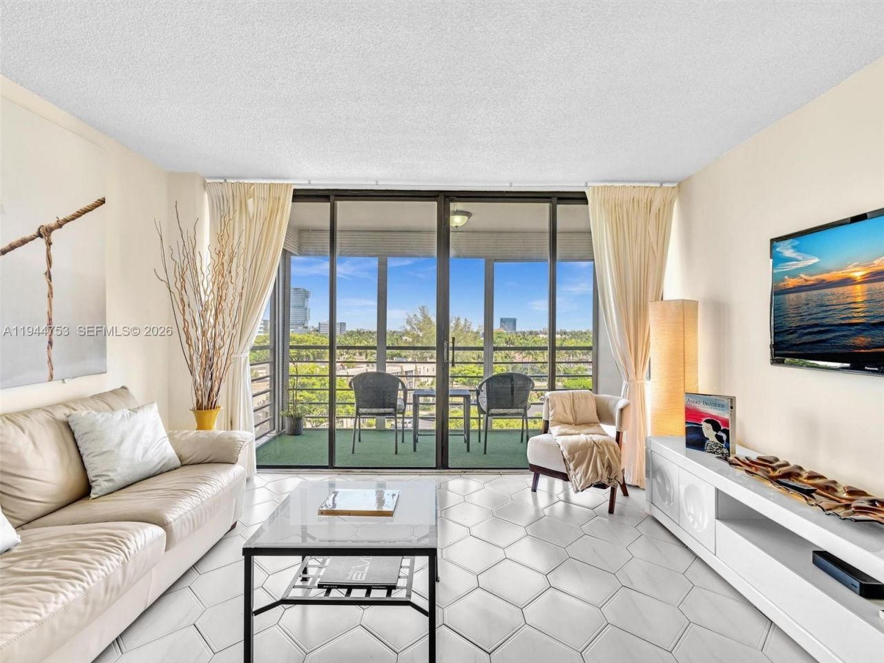 20400 W Country Club Dr, Unit 817, Aventura, FL 33180 Photo