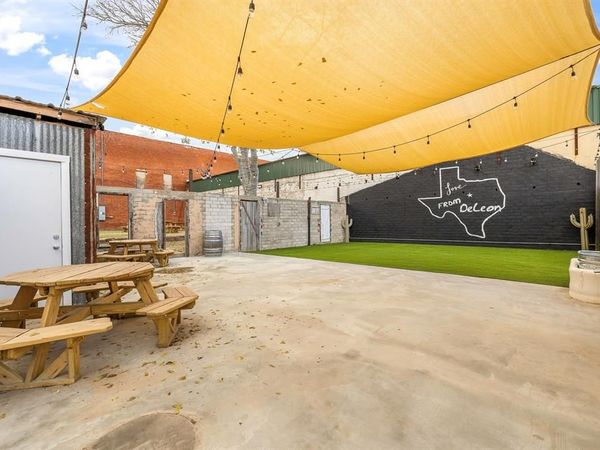 124 W Gonzales Avenue, De Leon, TX 76444