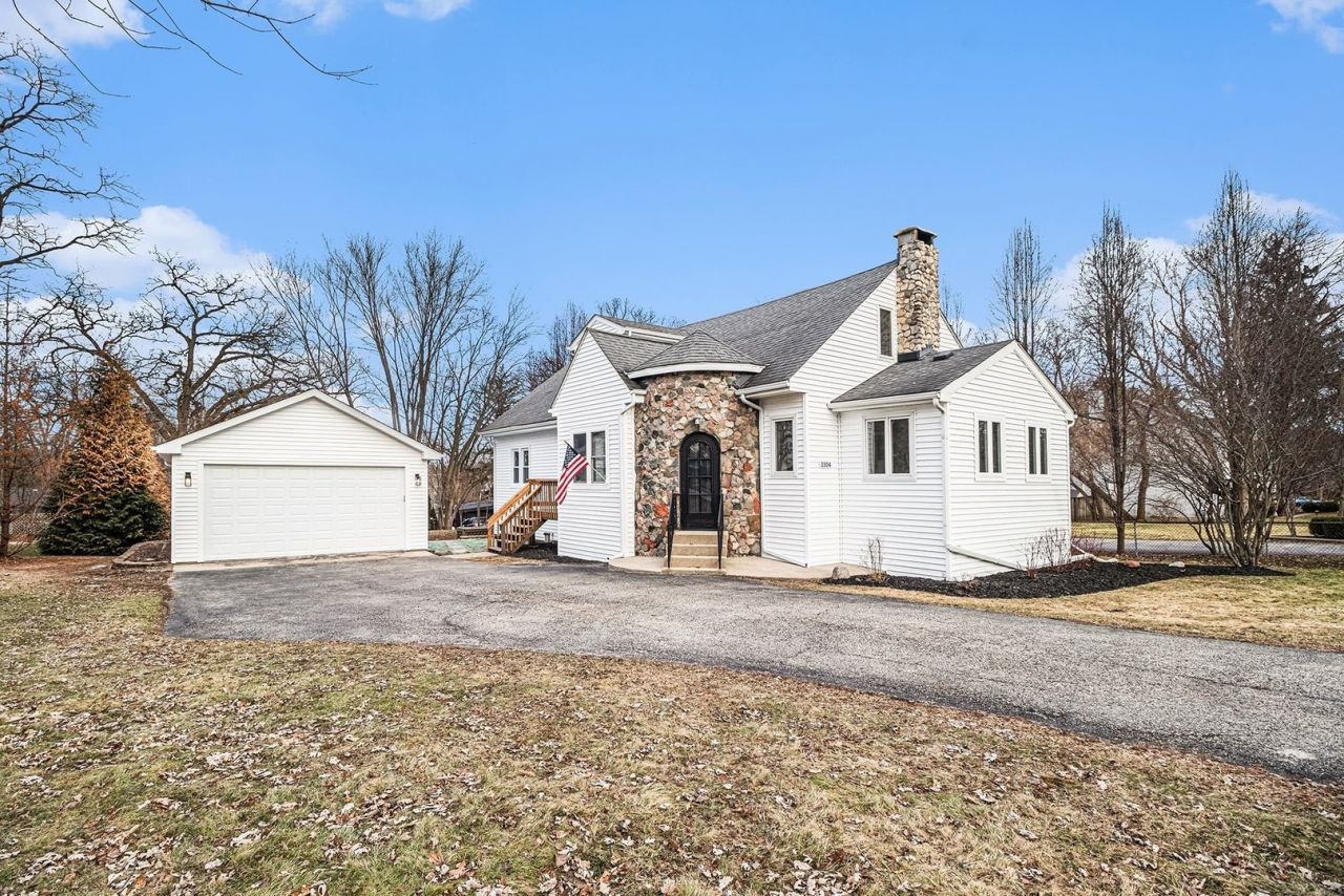 1104 Hillcrest Avenue, Fox River Grove, IL 60021 Main Photo