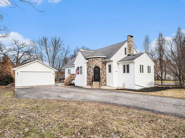 1104 Hillcrest Avenue, Fox River Grove, IL 60021