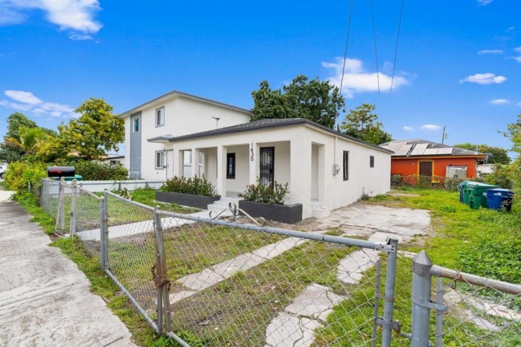 1430 NW 74th St, Miami, FL 33147 Main Photo