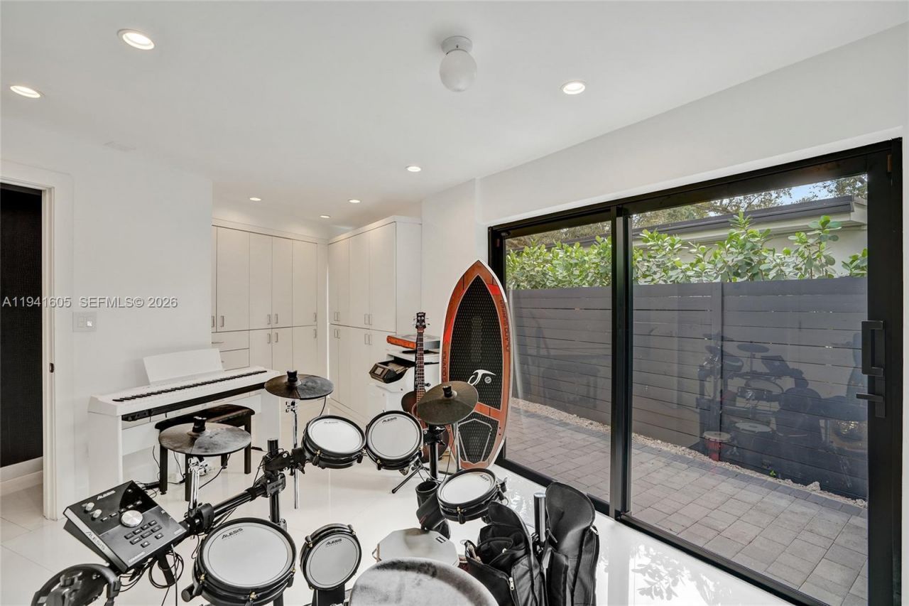 19130 NE 21st Ave, North Miami Beach, FL 33179 Photo