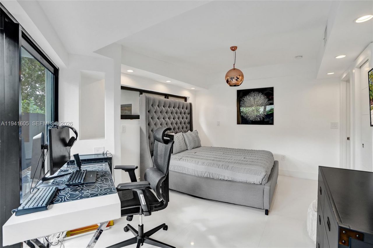 19130 NE 21st Ave, North Miami Beach, FL 33179 Photo