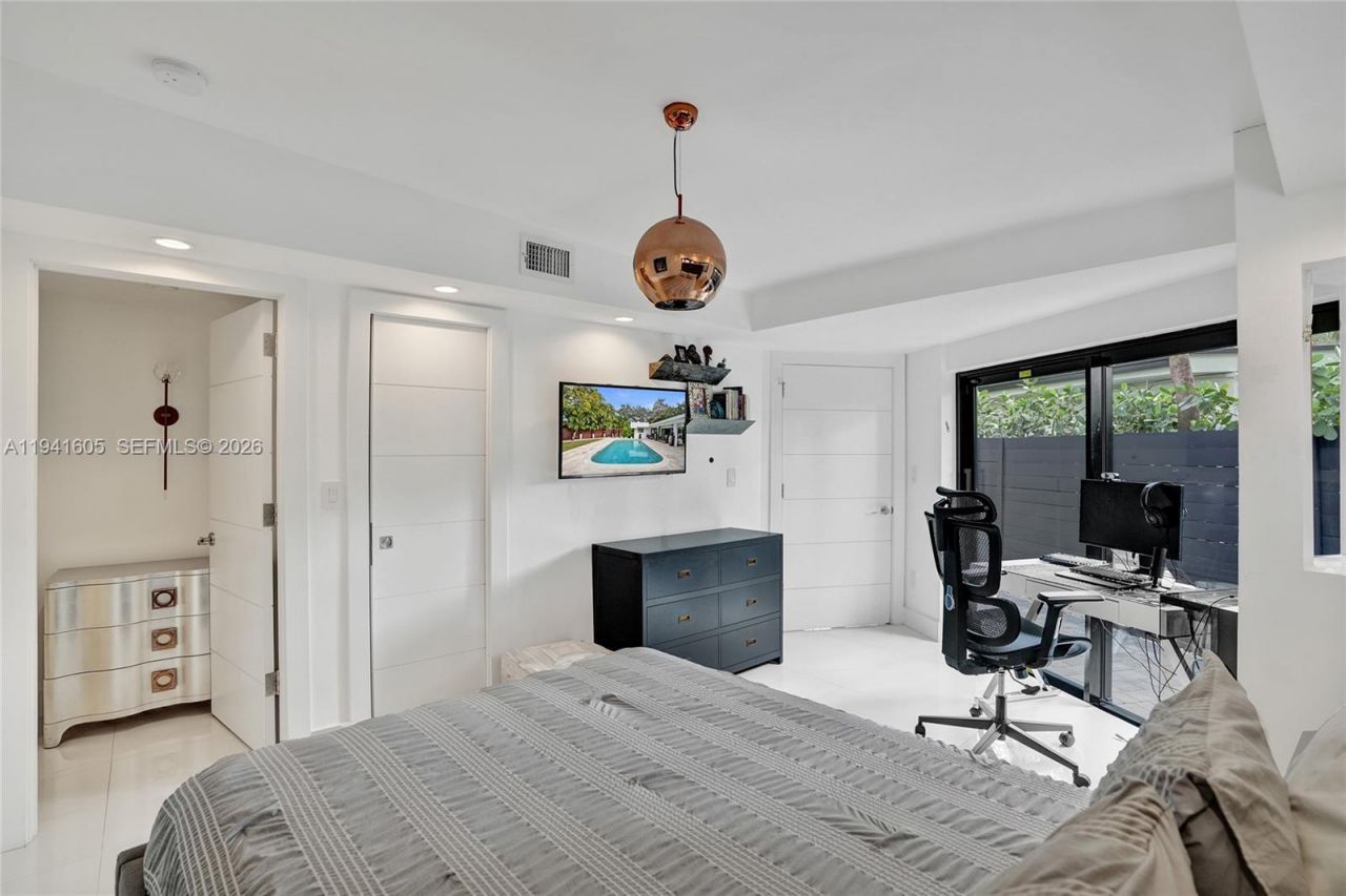 19130 NE 21st Ave, North Miami Beach, FL 33179 Photo