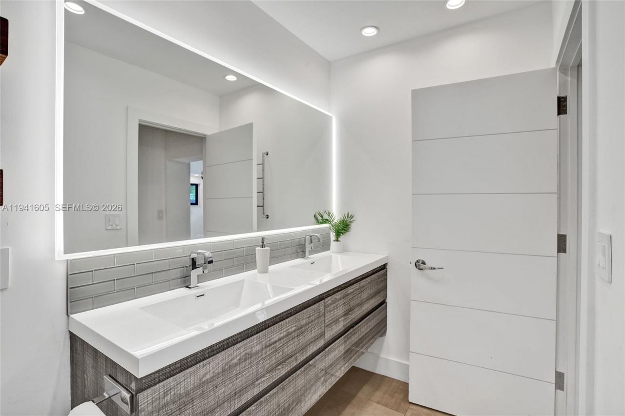 19130 NE 21st Ave, North Miami Beach, FL 33179 Photo