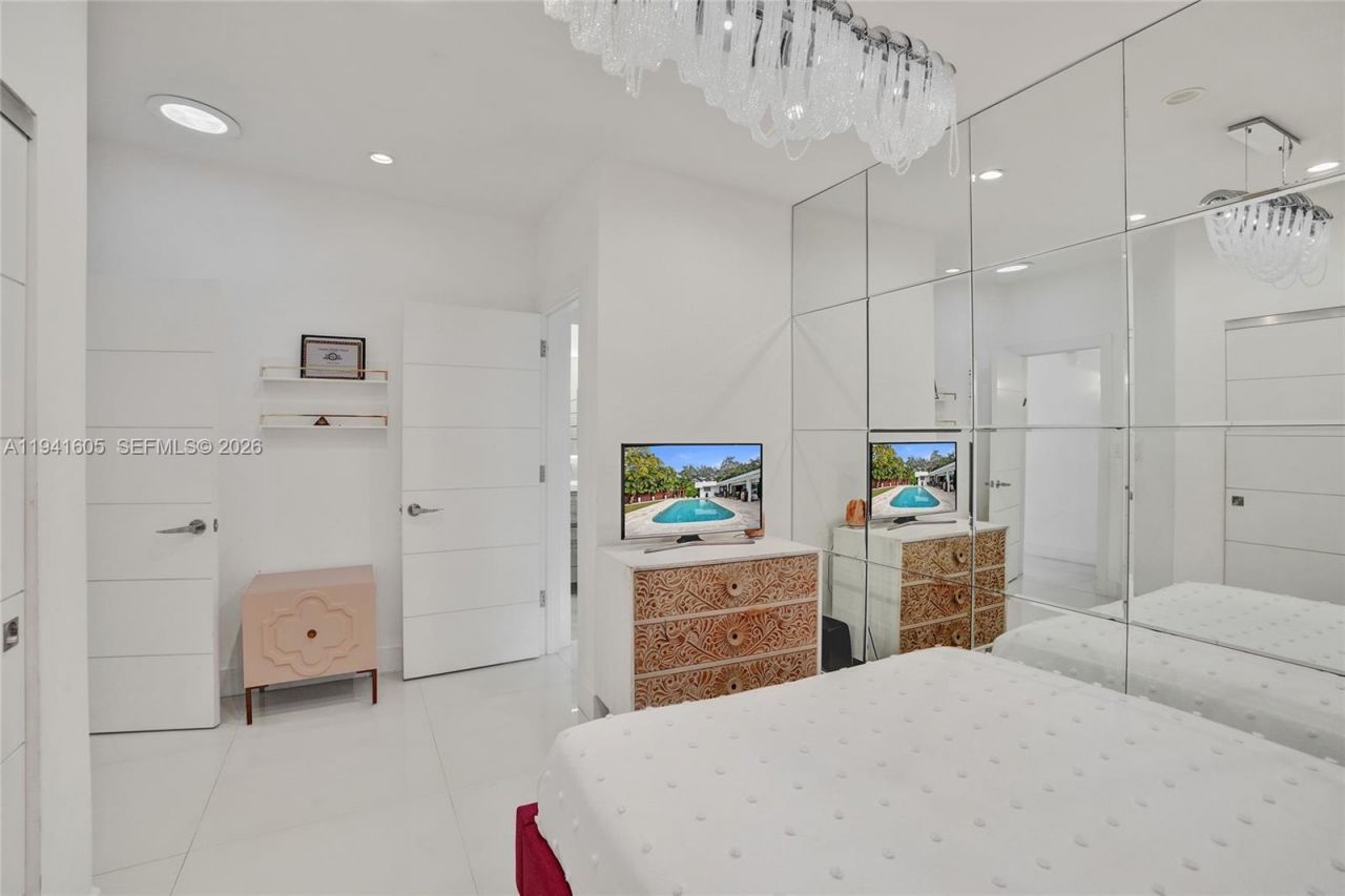 19130 NE 21st Ave, North Miami Beach, FL 33179 Photo