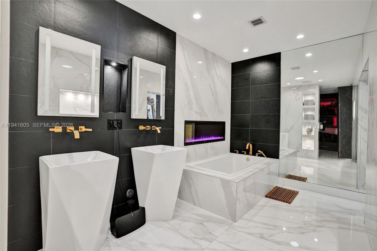 19130 NE 21st Ave, North Miami Beach, FL 33179 Photo