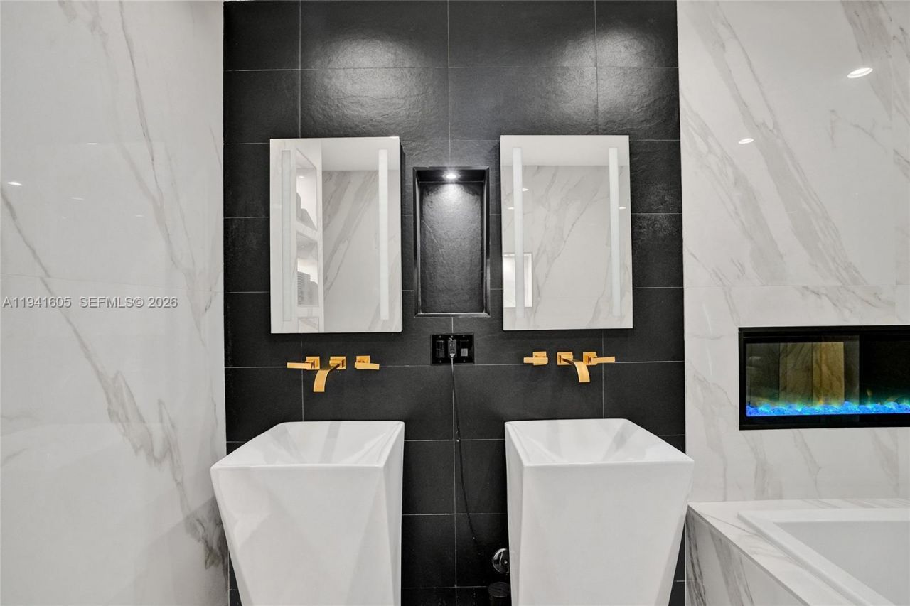 19130 NE 21st Ave, North Miami Beach, FL 33179 Photo