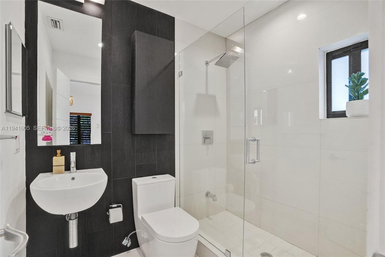 19130 NE 21st Ave, North Miami Beach, FL 33179 Photo