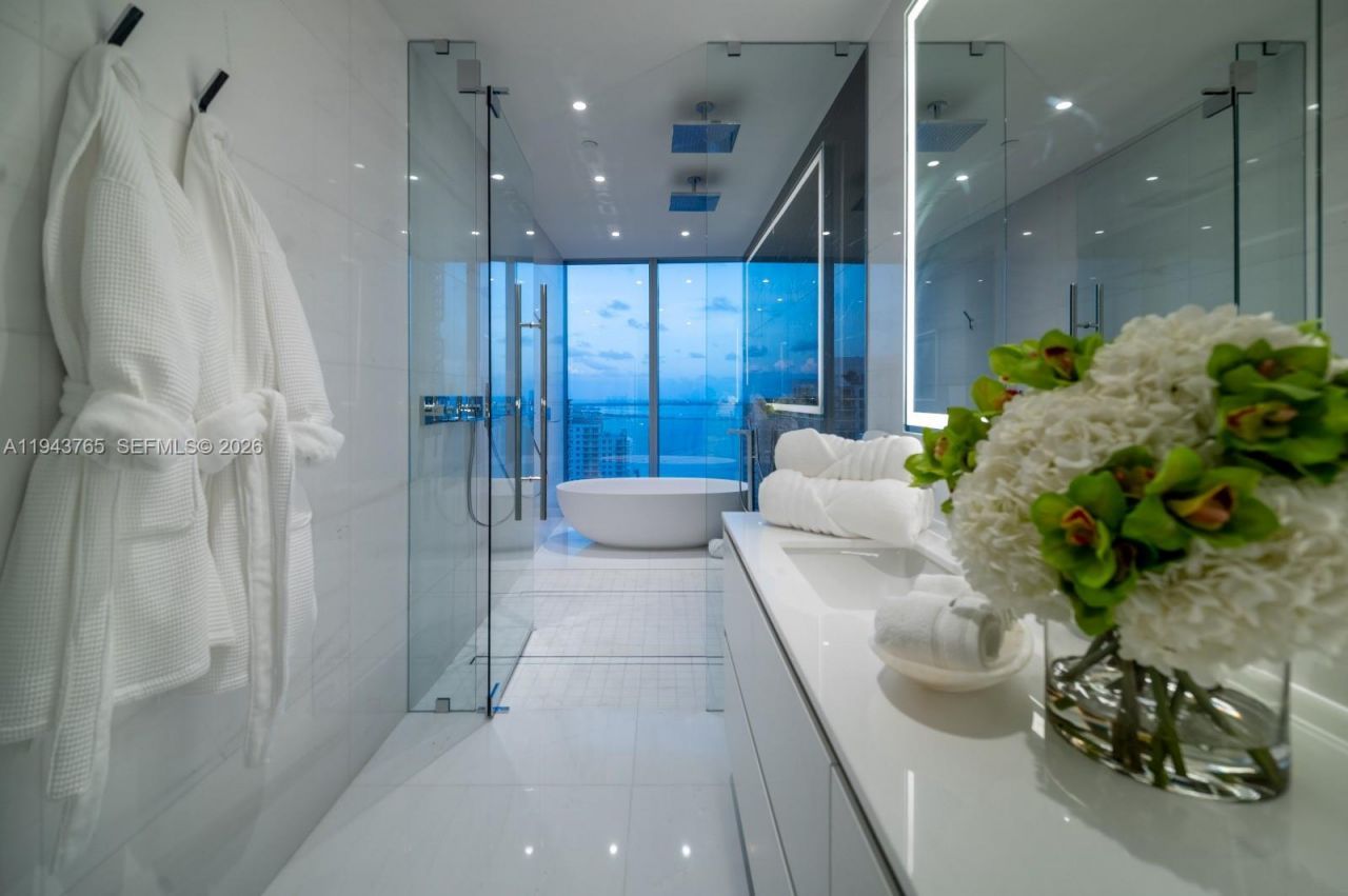 300 Biscayne Blvd Way, Unit 3403, Miami, FL 33131 Photo