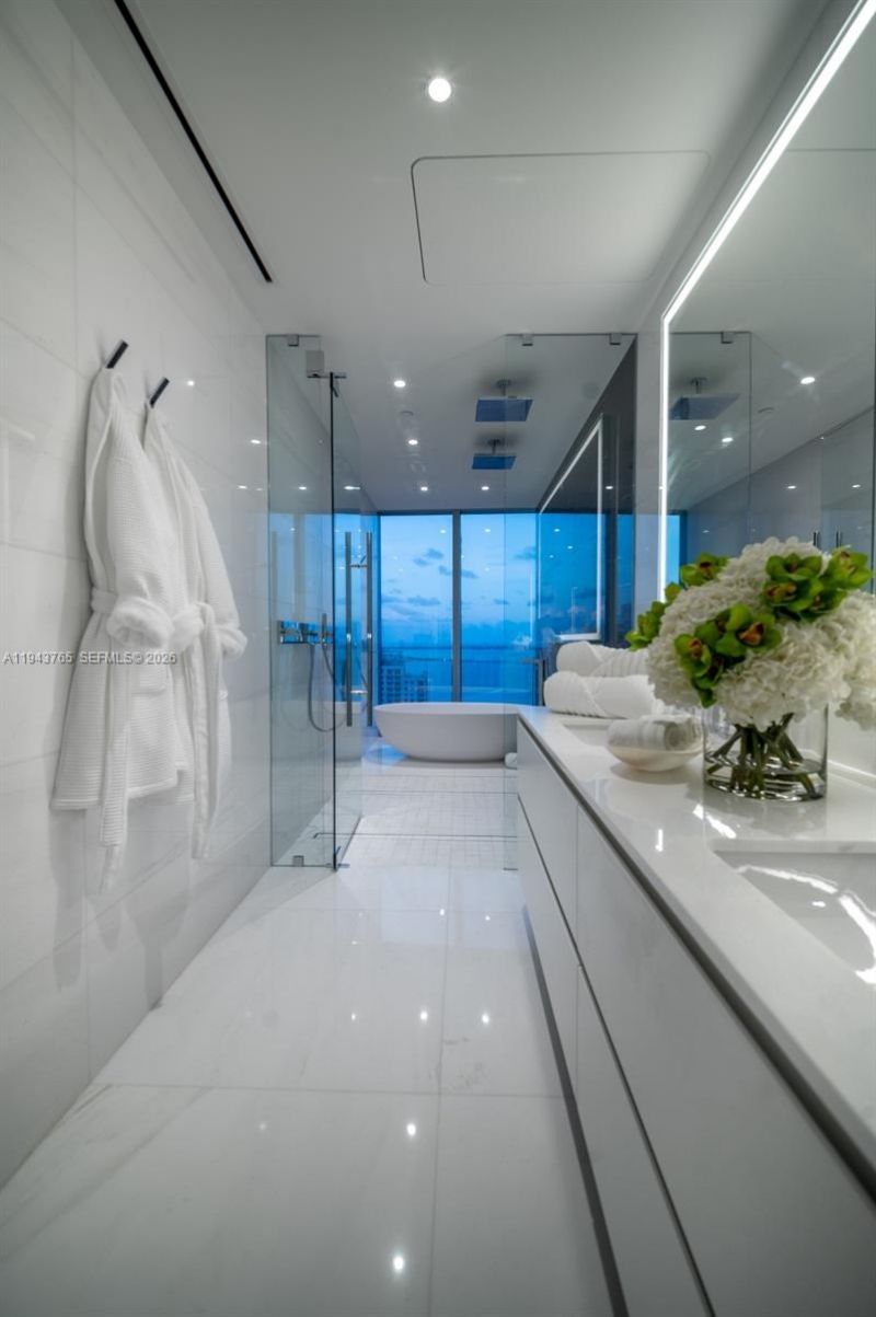 300 Biscayne Blvd Way, Unit 3403, Miami, FL 33131 Photo