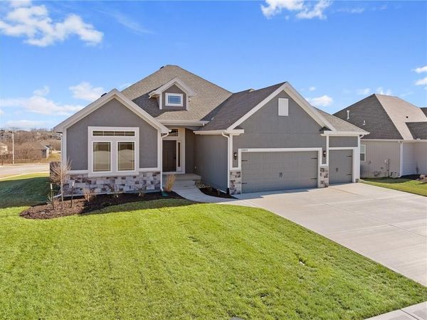 10205 N Winchester Avenue, Kansas City, MO 64156