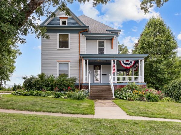 103 10th Avenue SW, Mount Vernon, IA 52314