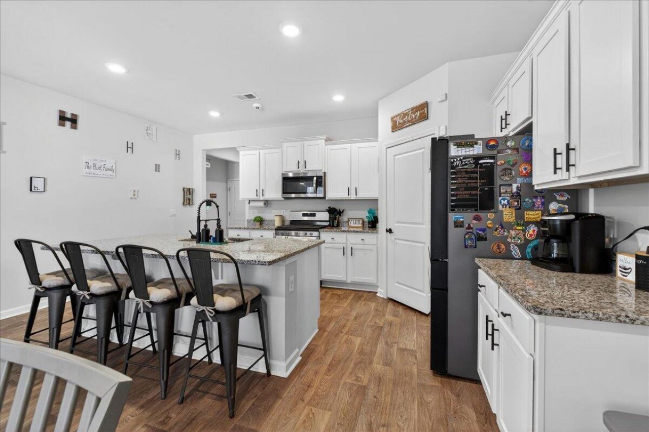 133 Cloverleaf Street Photo 10