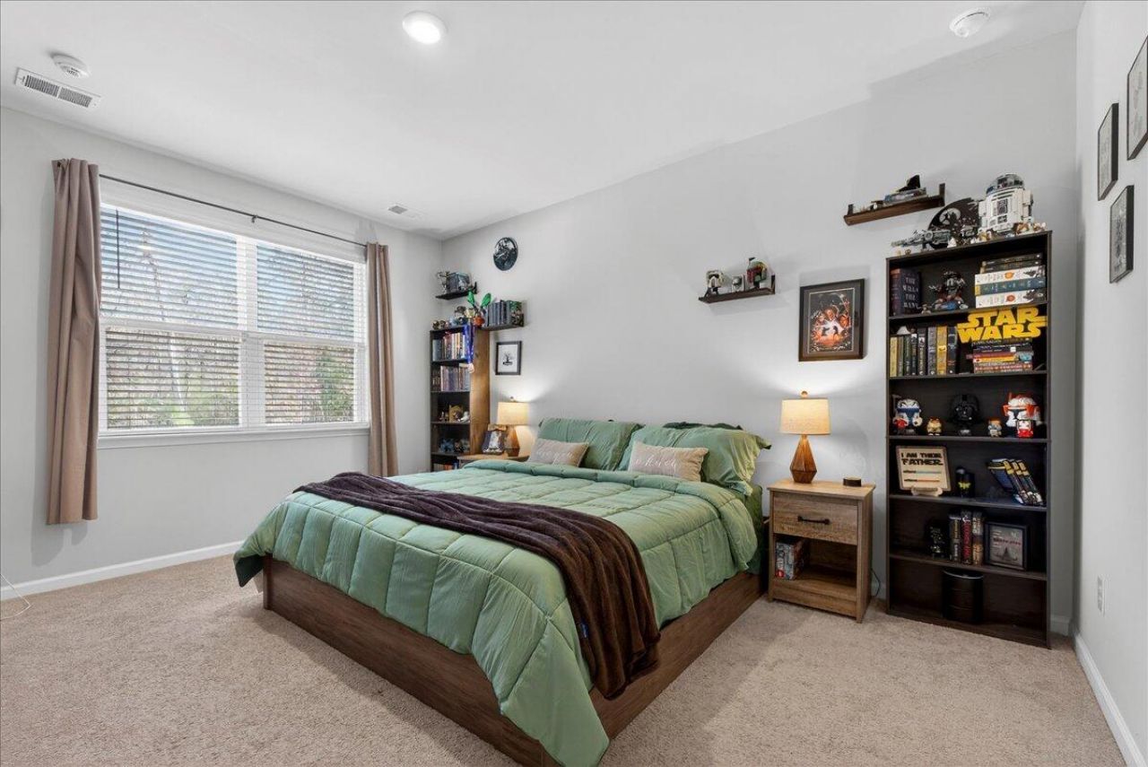 133 Cloverleaf Street Photo 11