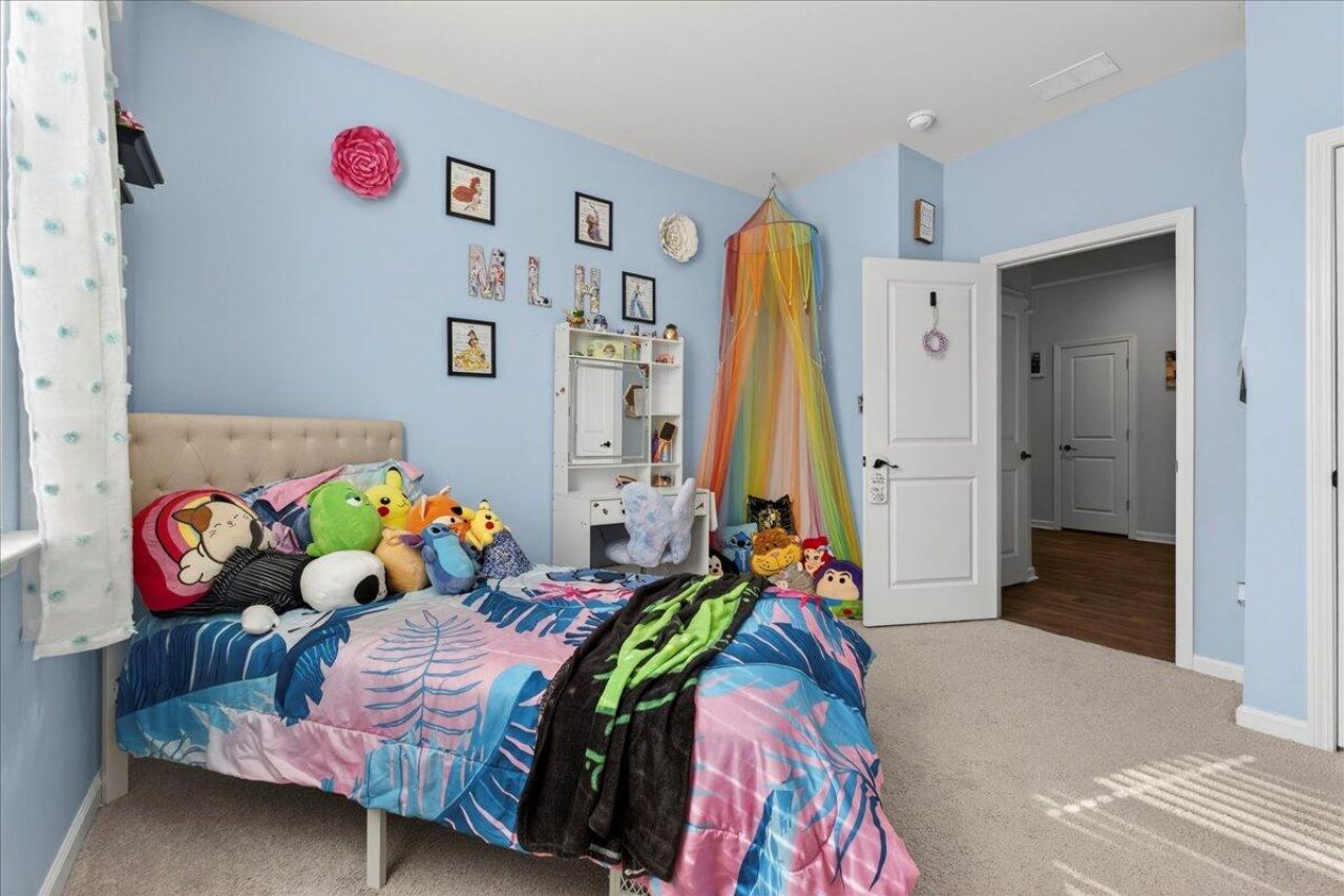 133 Cloverleaf Street Photo 16