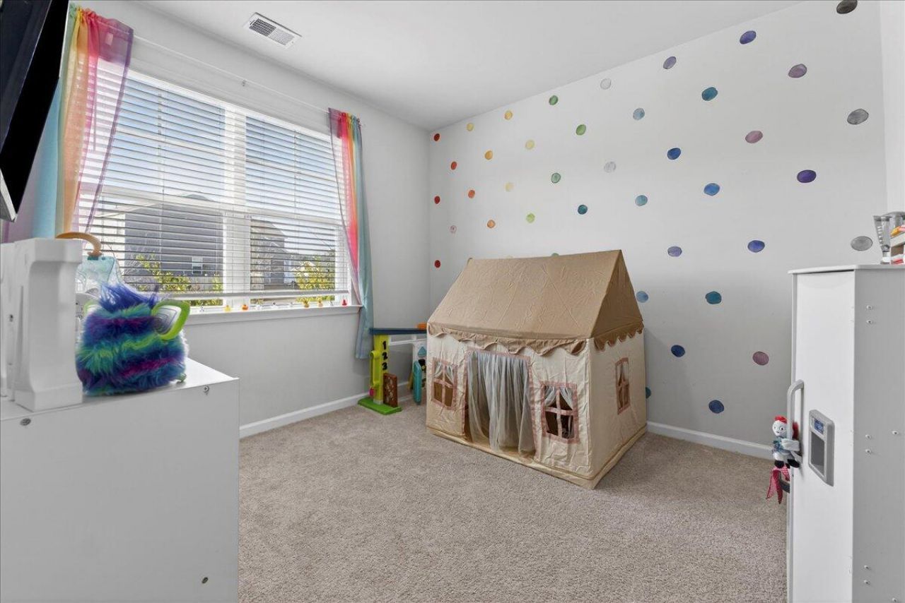 133 Cloverleaf Street Photo 19